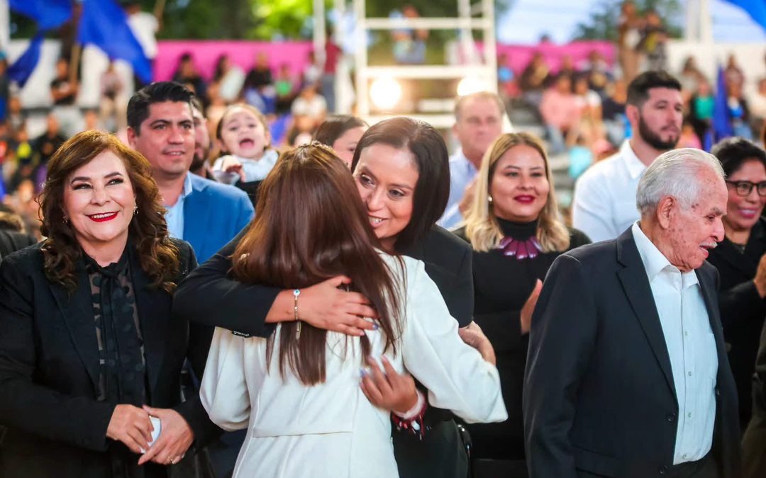 💙✨ ¡Lucero Espinoza felicita a su amiga, la diputada Bety Montoya, por su Segundo Informe de Actividades Legislativas!